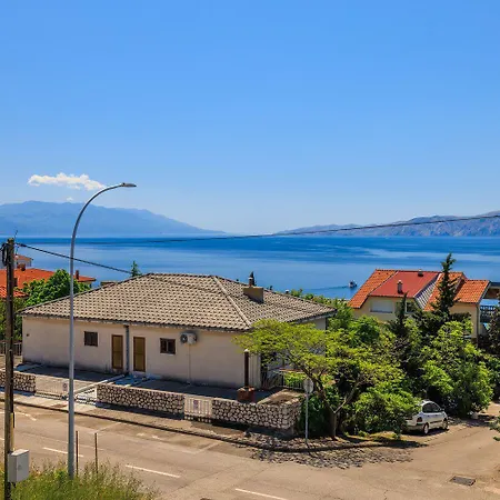Renoviertes Nur 300 Meter Zum Mit Meerblick * Novi Vinodolski