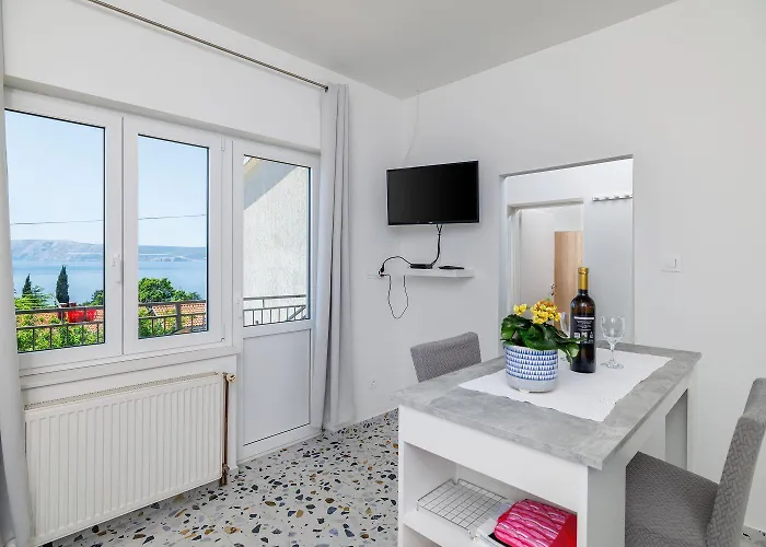 Renoviertes Nur 300 Meter Zum Mit Meerblick * Novi Vinodolski