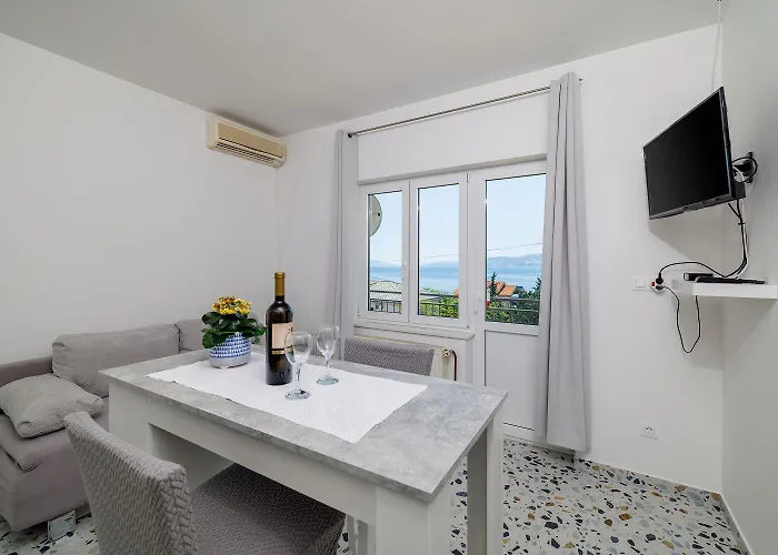 Daire Renoviertes Nur 300 Meter Zum Mit Meerblick Novi Vinodolski